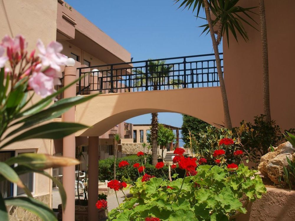 Hotel Haris On The Beach Agia Marina 外观 照片