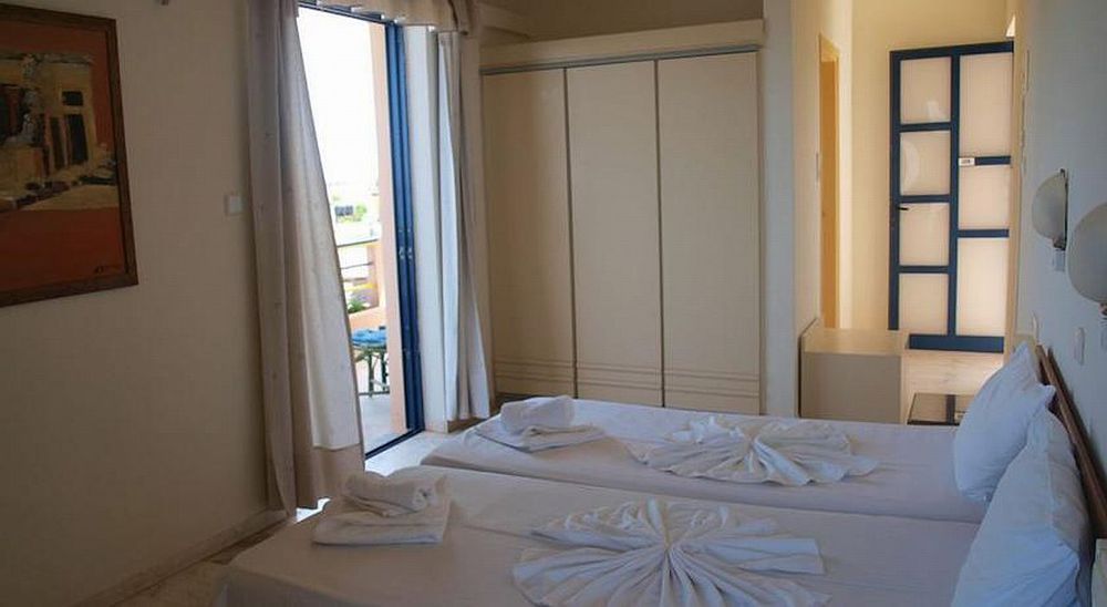 Hotel Haris On The Beach Agia Marina 外观 照片
